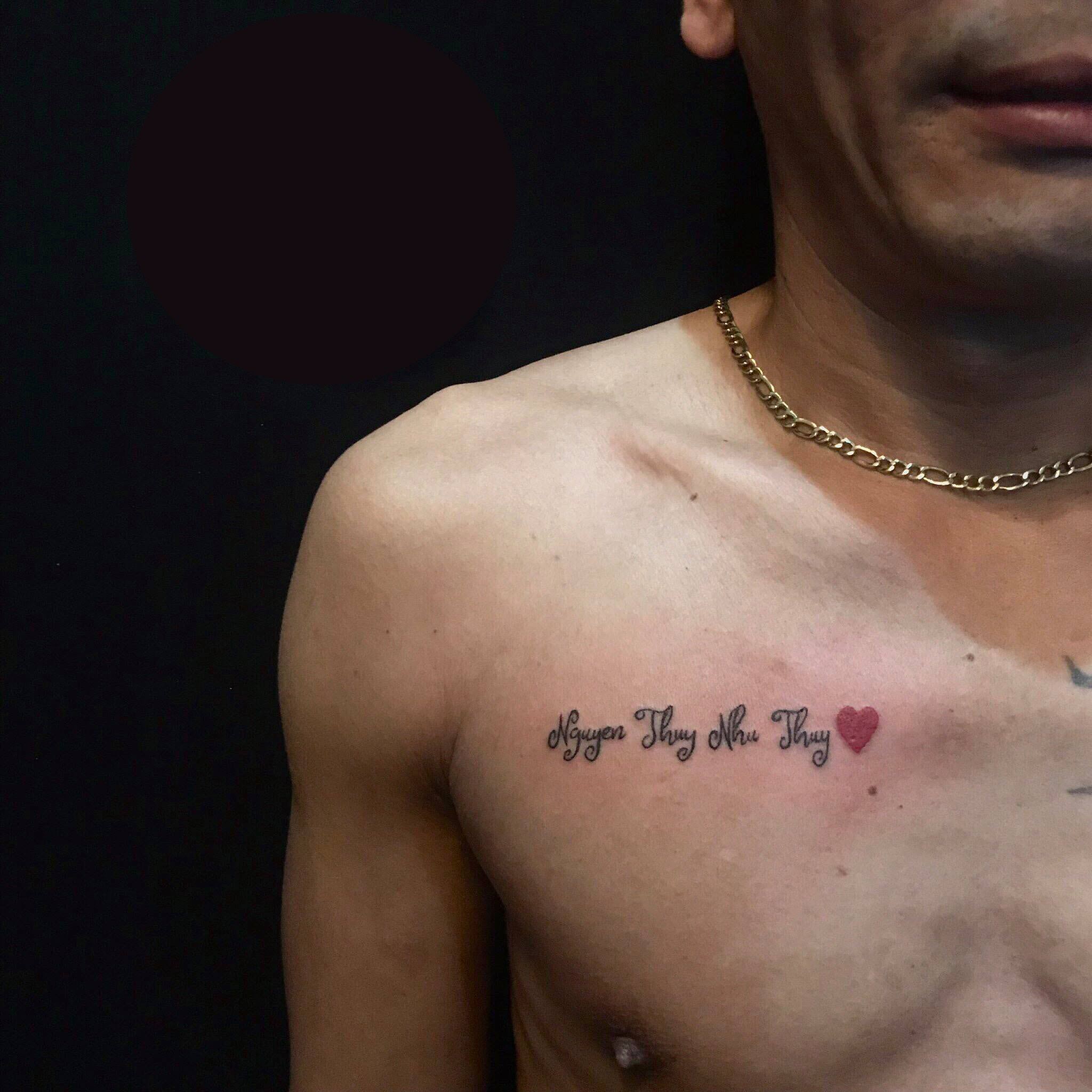 Tattoo tên người yêu trên ngực