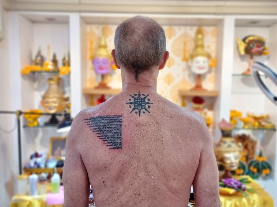 Mẫu hình xăm chữ Thái ở lưng