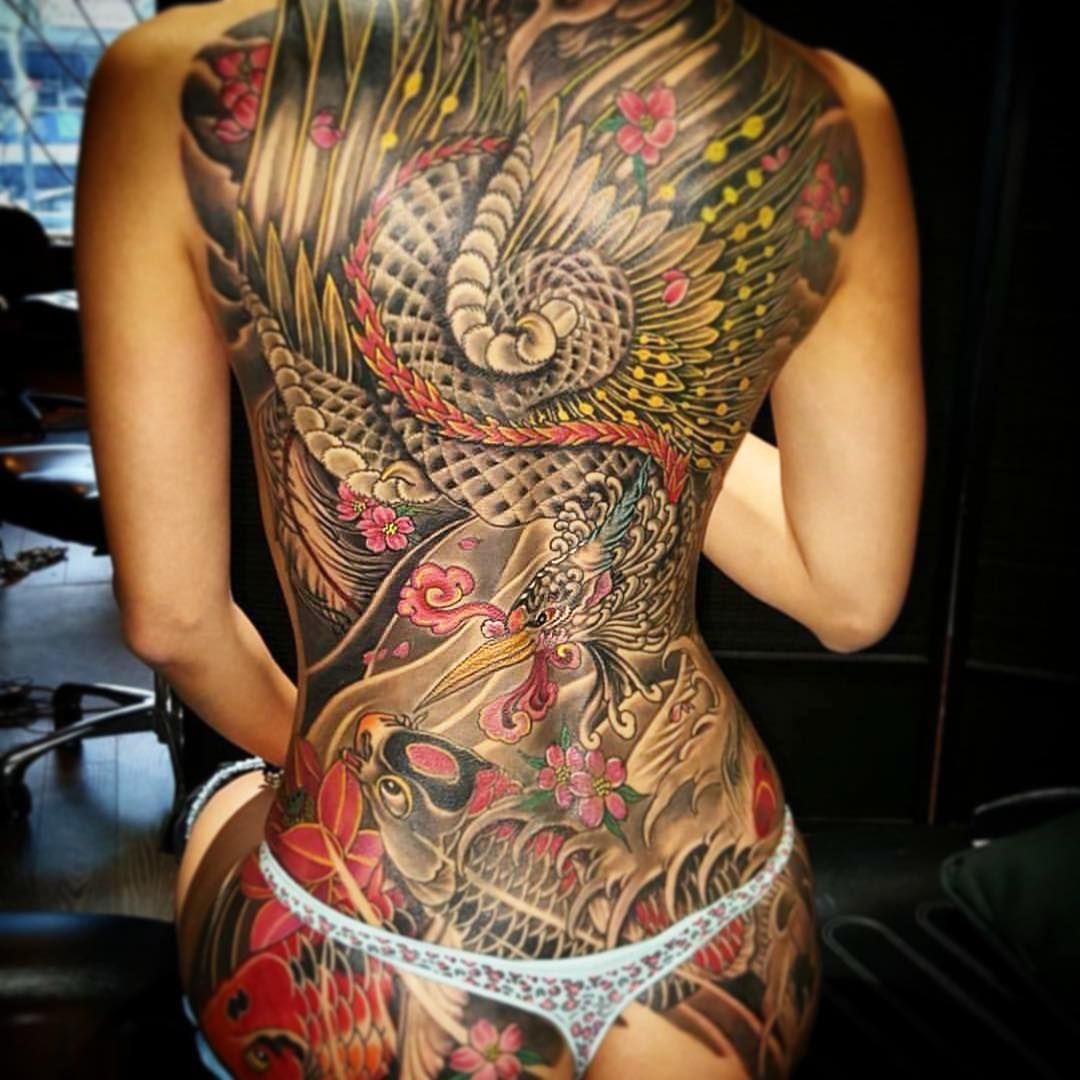 Mẫu tattoo kín lưng phong thủy cho nữ