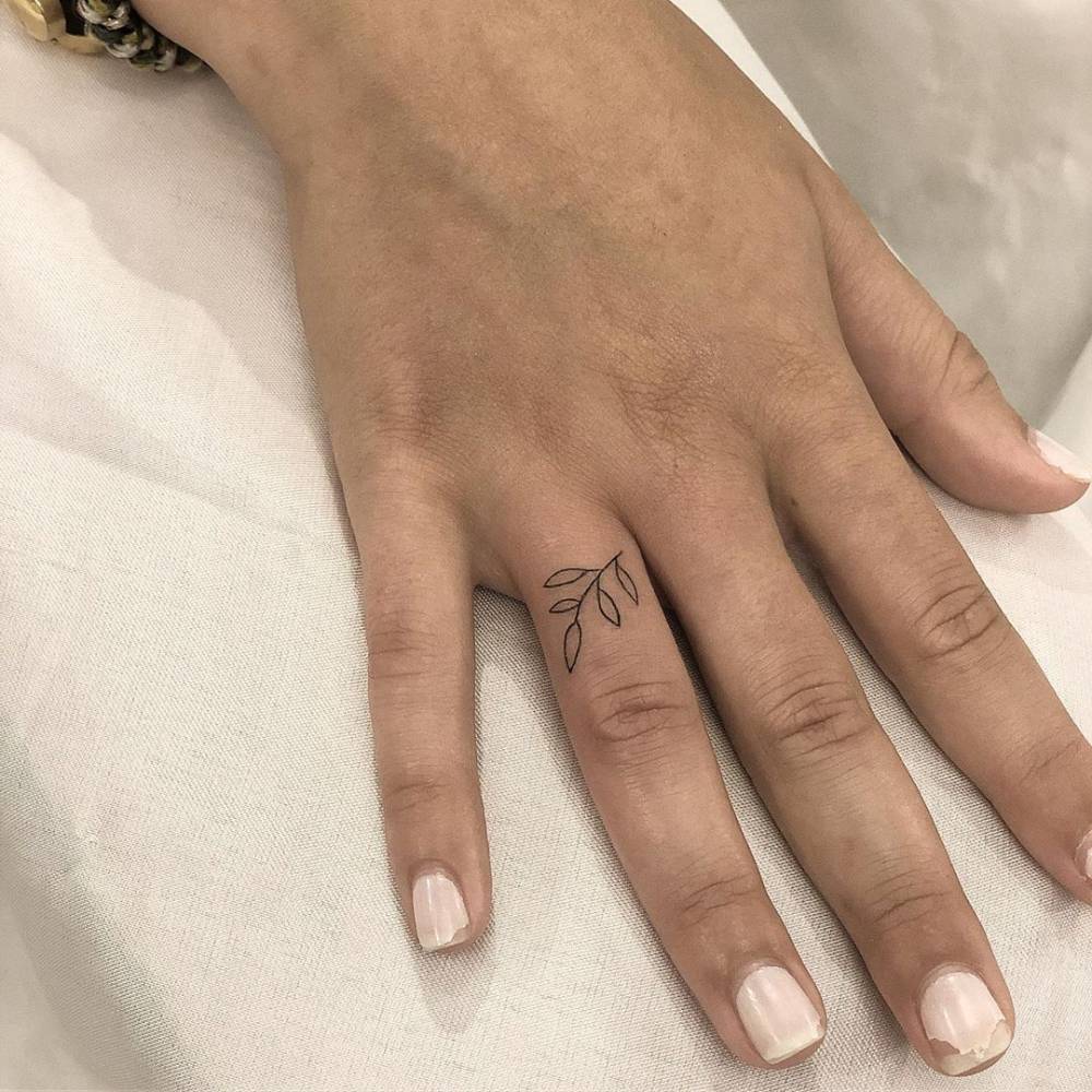 Tattoo nhẫn mini cho bạn gái