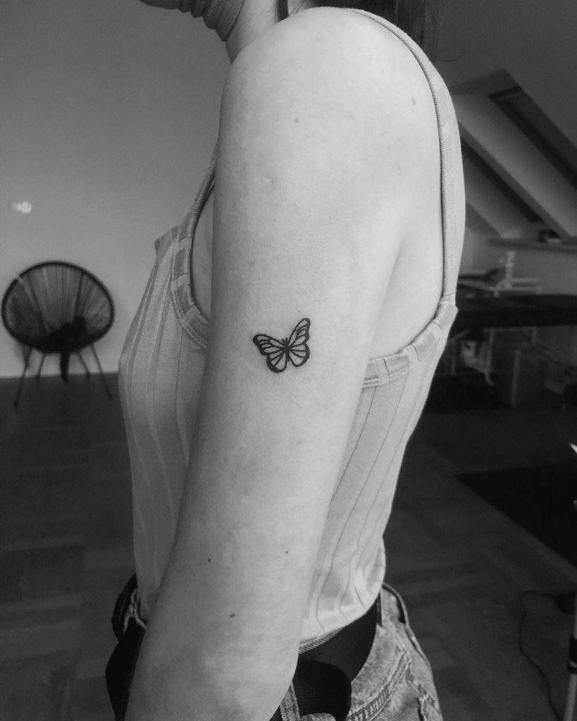 Mẫu hình tattoo con bướm mini ở tay