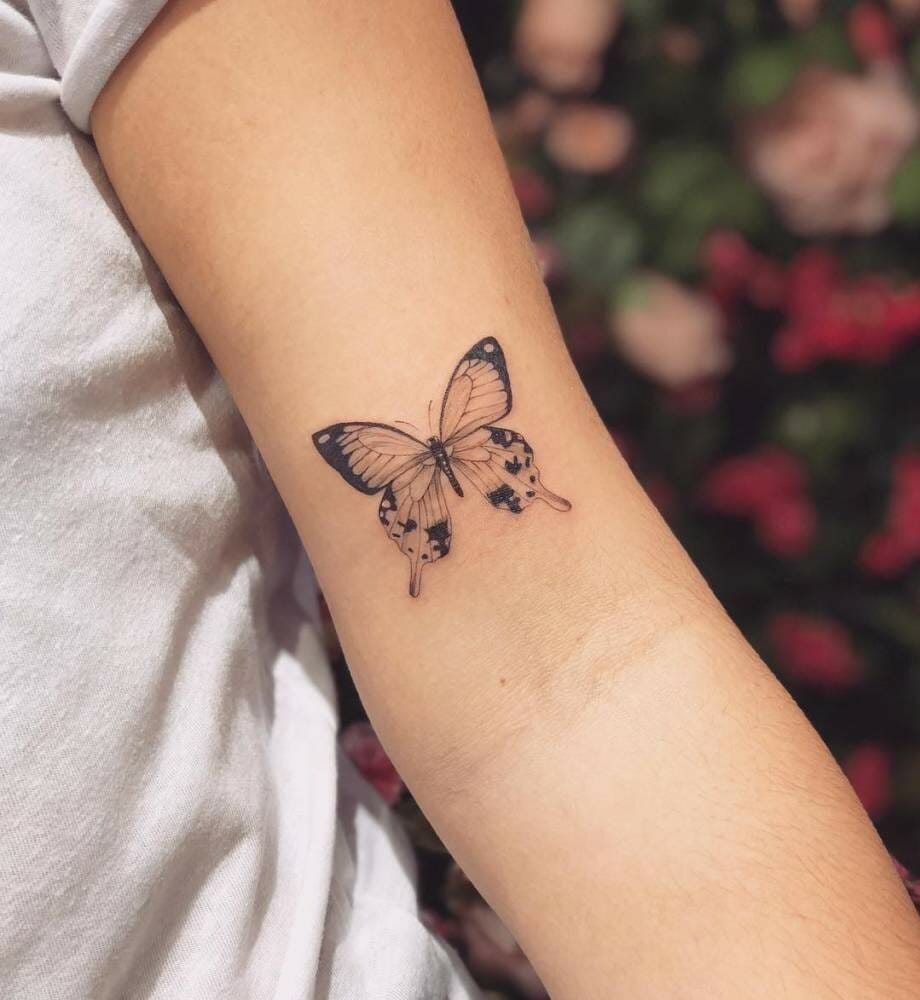 Mẫu tattoo con bướm mini ở tay cute