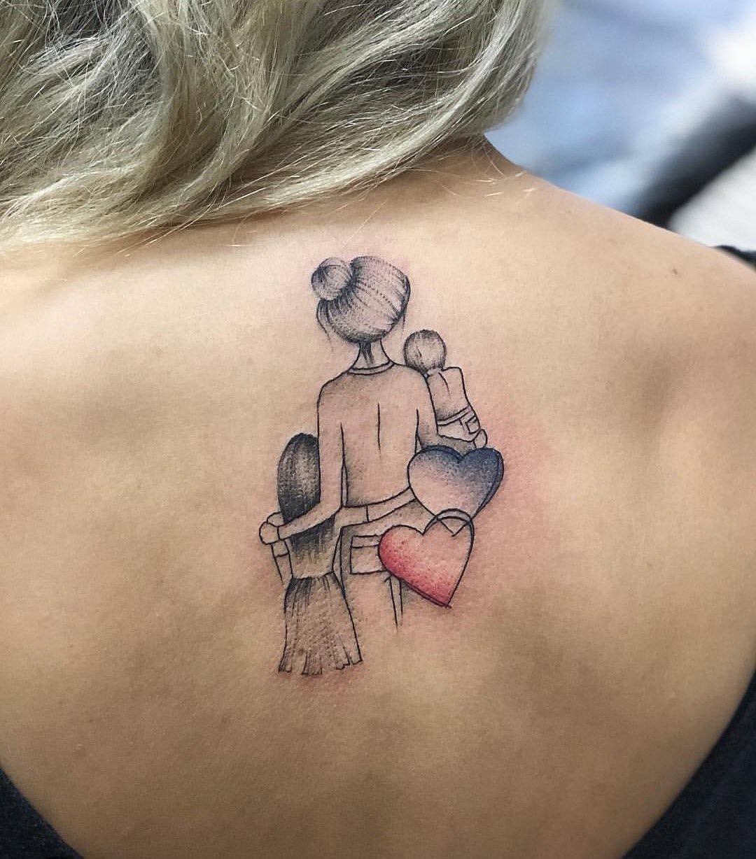 Hình tattoo mẹ ôm con ở lưng đẹp nhất