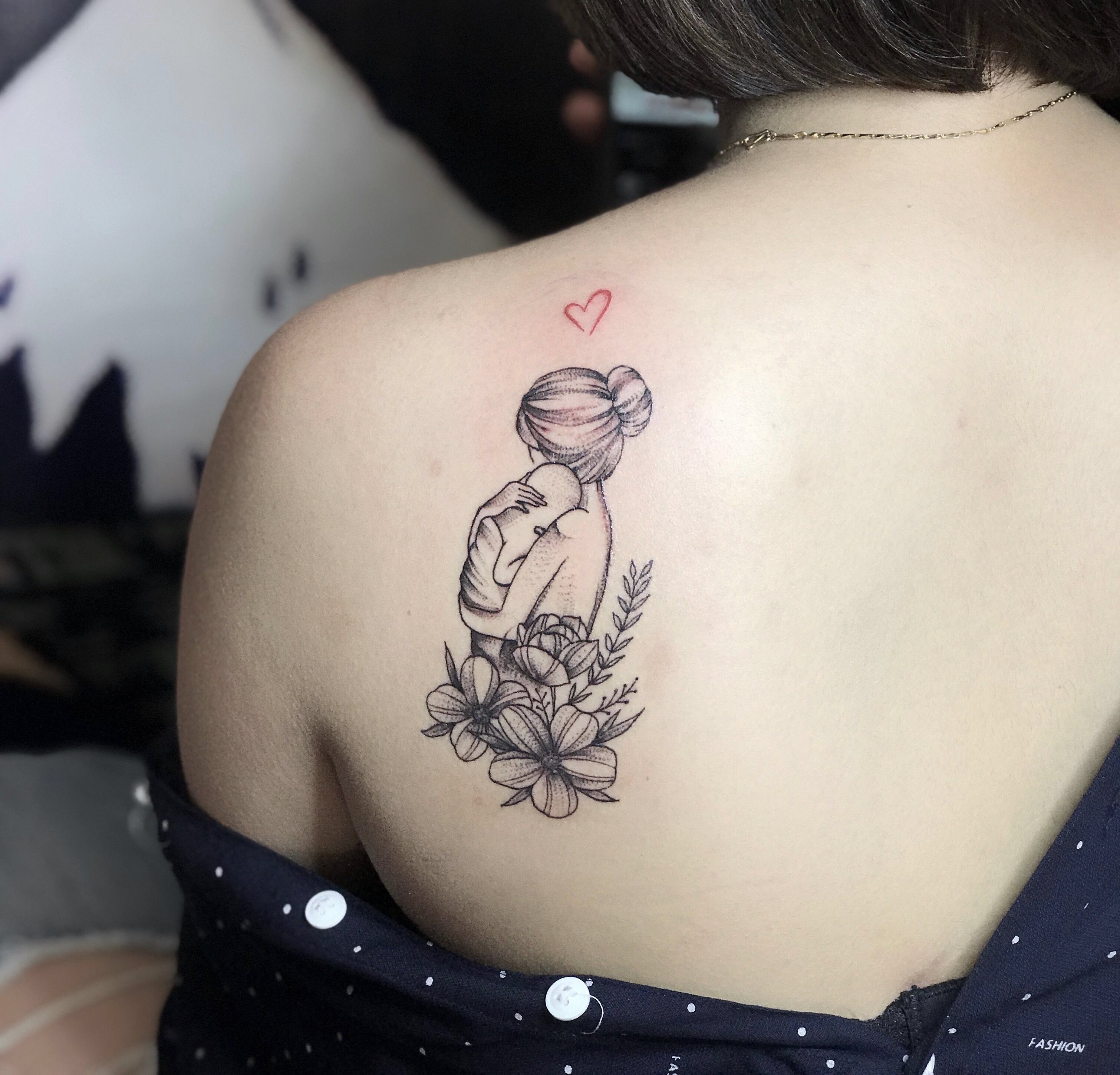 Hình tattoo mẹ ôm con ở lưng đẹp