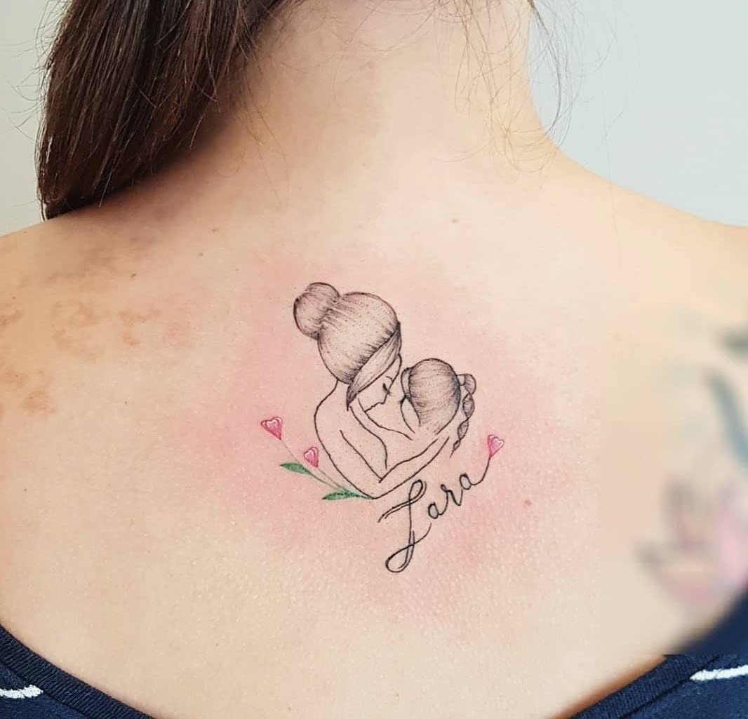 Hình tattoo mẹ ôm con ở lưng siêu đẹp