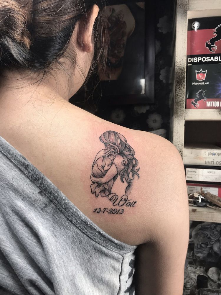 Hình tattoo mẹ ôm con ở lưng siêu ý nghĩa