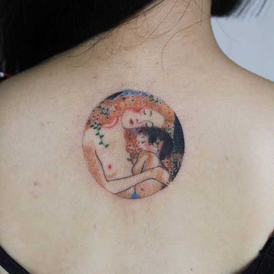 Hình tattoo mẹ ôm con ở lưng tuyệt đẹp