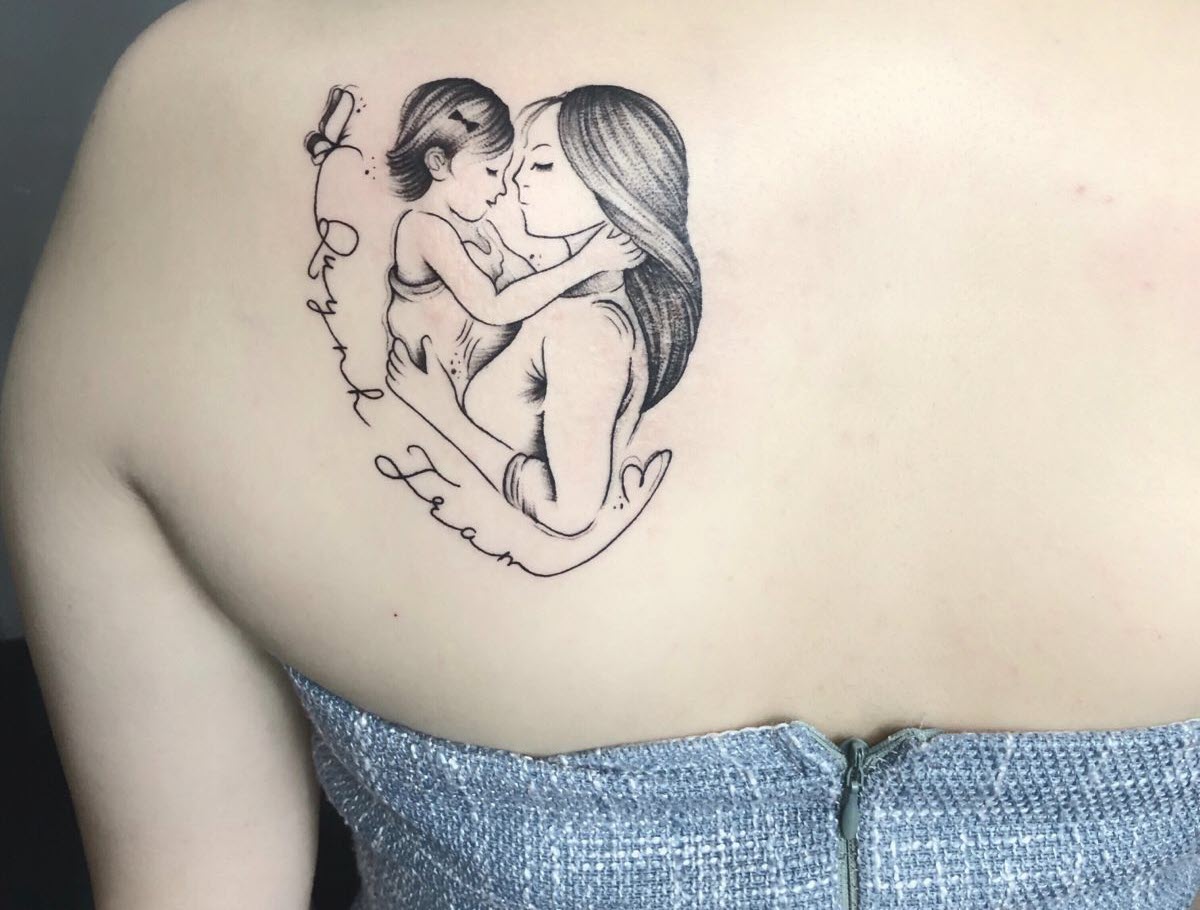 Hình tattoo mẹ ôm con ở lưng ý nghĩa nhất