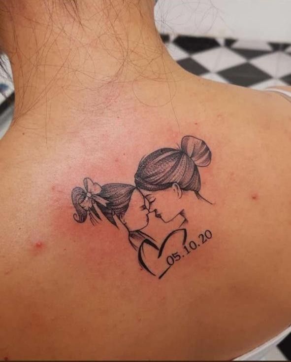 Hình tattoo mẹ ôm con ở lưng ý nghĩa