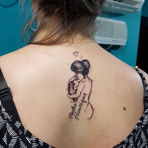 Hình tattoo mẹ ôm con ở lưng