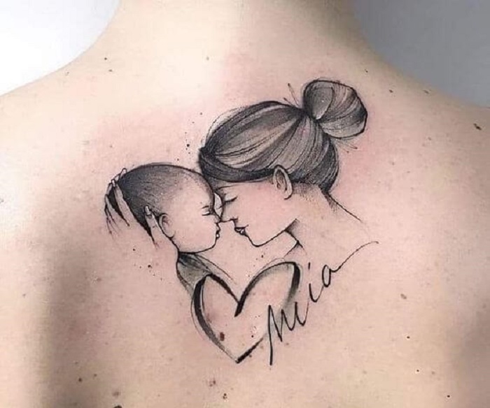 Tattoo mẹ ôm con ở lưng