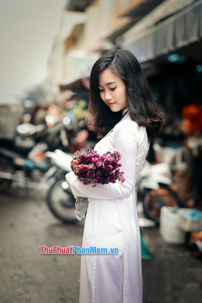 Mặc áo dài trắng cầm bó hoa
