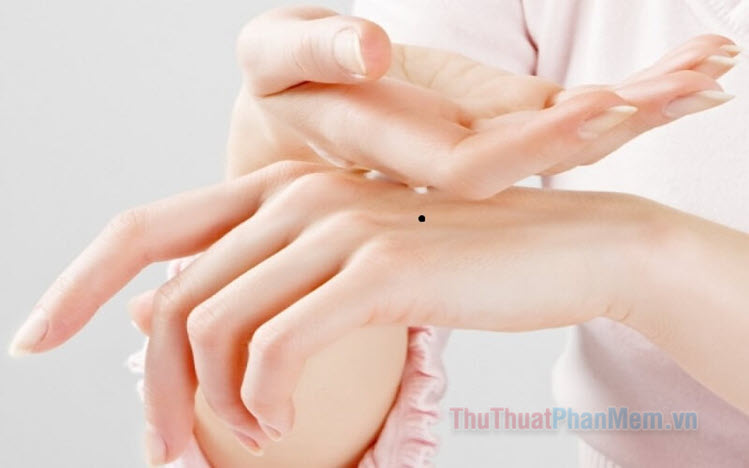 Nốt ruồi trên mu bàn tay có ý nghĩa gì? Tốt hay xấu? Có nên xóa không?