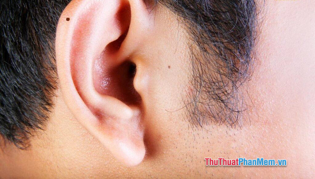 Nốt ruồi ở vành tai của đàn ông