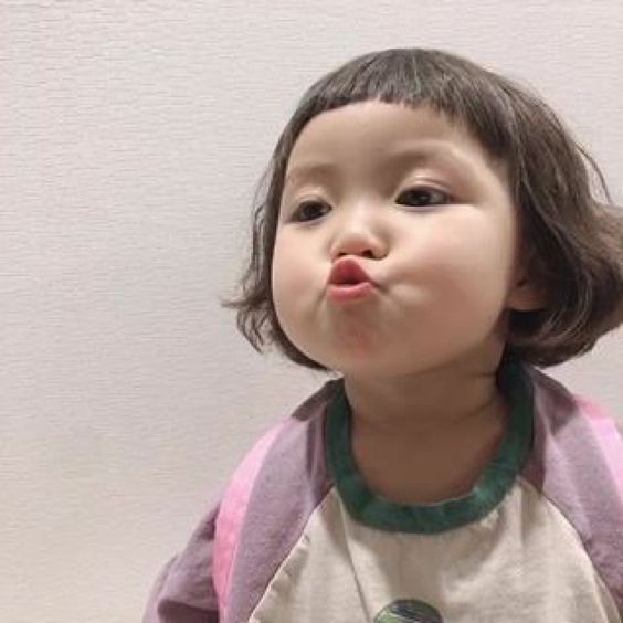 Hình hình họa meme em nhỏ bé Nước Hàn dễ dàng thương