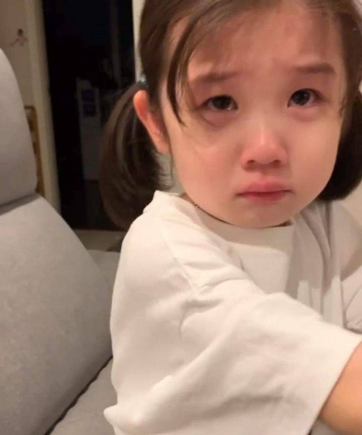 Hình meme em bé khóc đáng yêu nhất