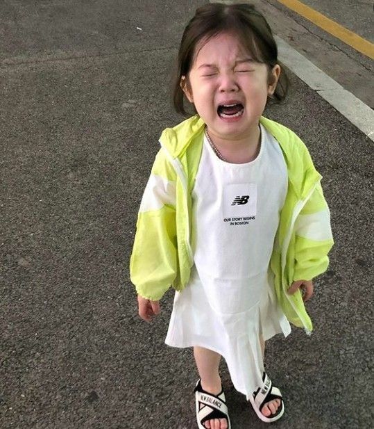 Hình meme em bé khóc dễ thương