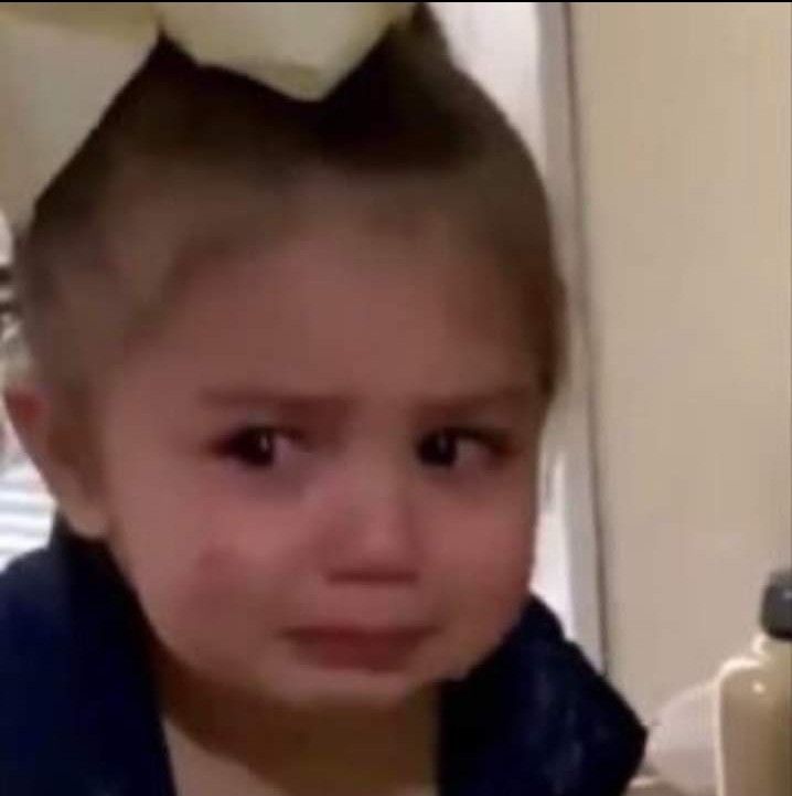 Hình meme em bé khóc siêu cute