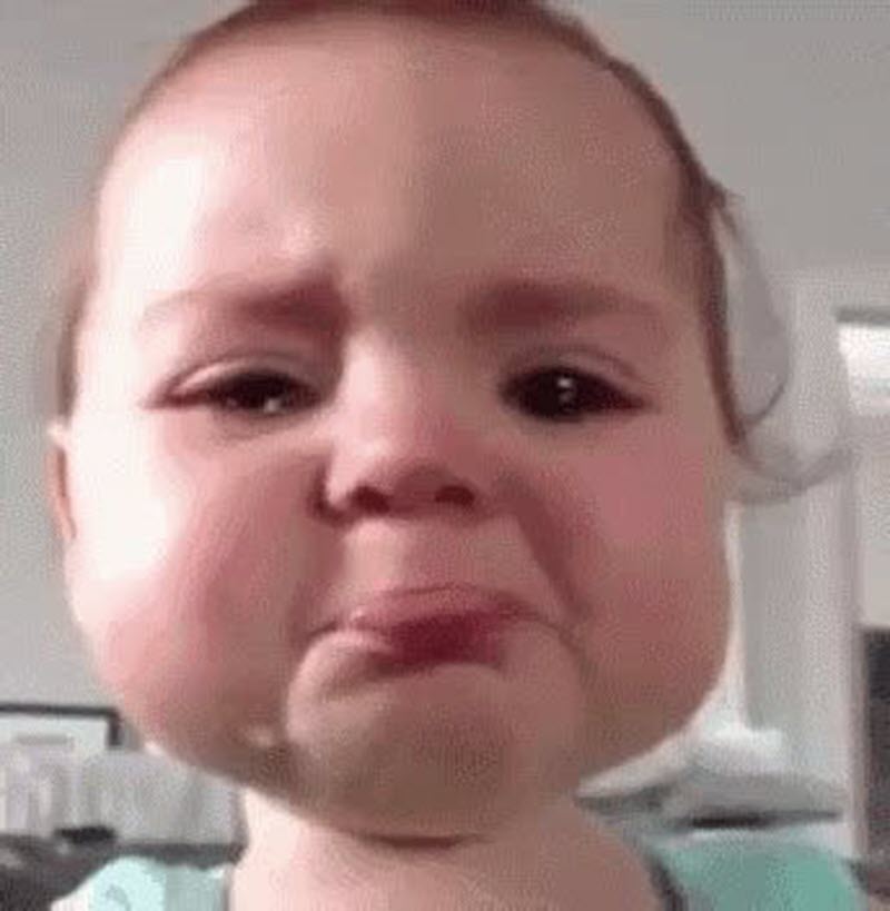 Hình meme em bé khóc siêu đáng yêu