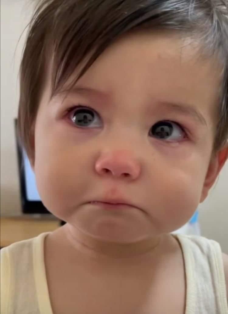 Meme em bé khóc cực đáng yêu