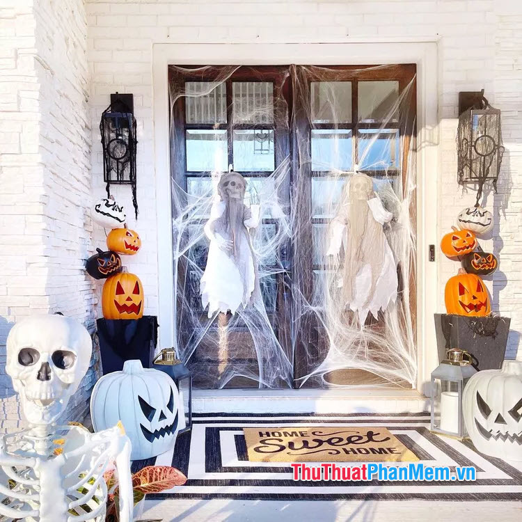 Trang trí Halloween cửa nhà có che mạng nhện