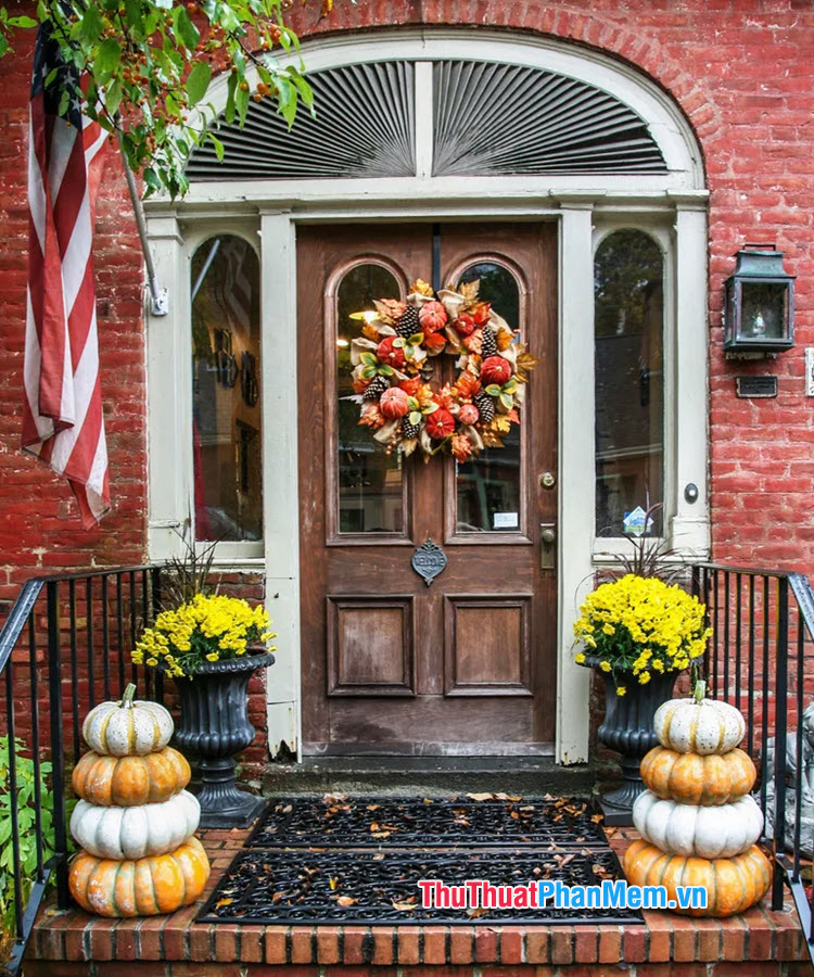 Trang trí Halloween với vòng hoa treo trên cửa