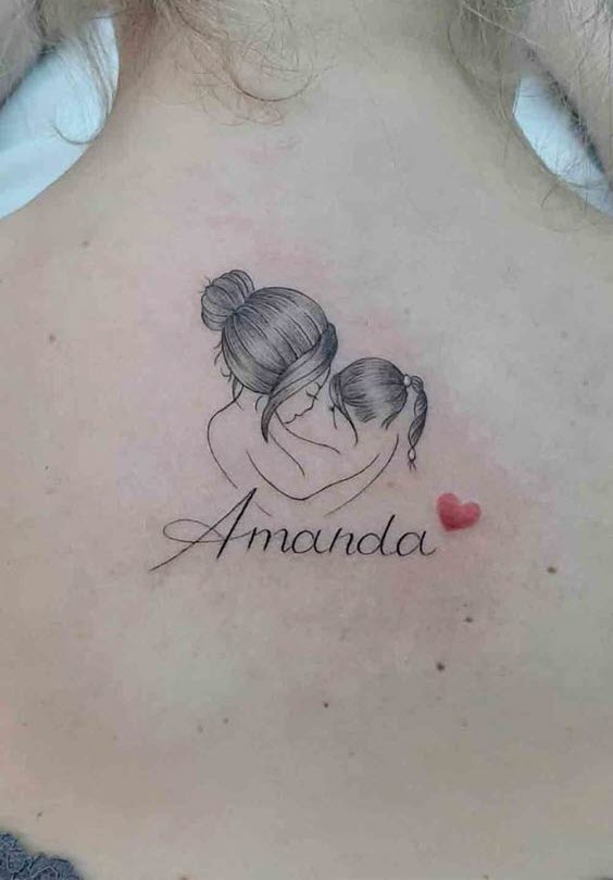 Hình tattoo mẹ bồng con sau lưng cực đẹp