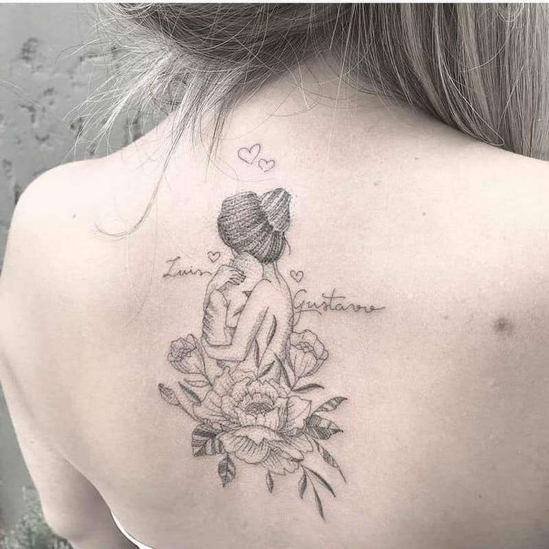 Hình tattoo mẹ bồng con sau lưng độc đáo