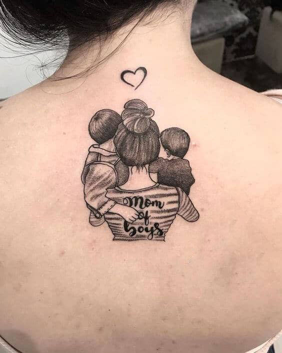 Hình tattoo mẹ bồng con sau lưng