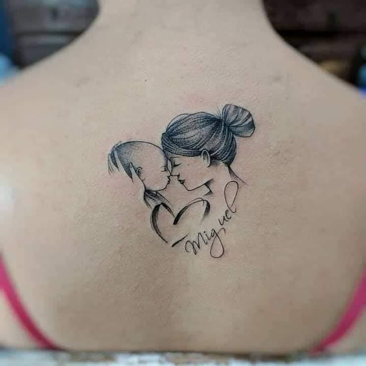Tattoo mẹ bồng con sau lưng cực đẹp