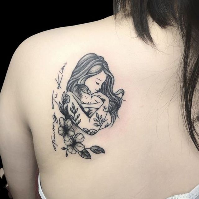 Tattoo mẹ bồng con sau lưng cực độc đáo