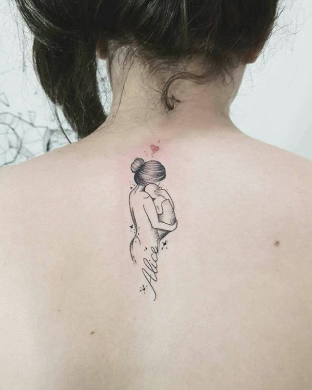 Tattoo mẹ bồng con sau lưng siêu đẹp
