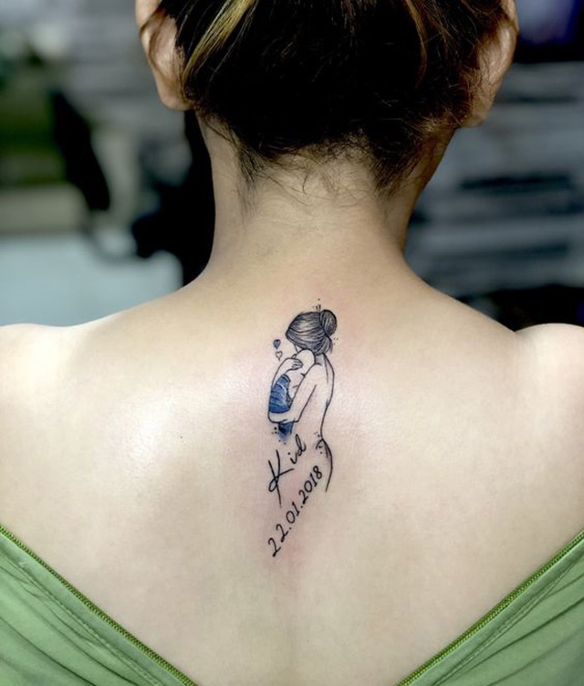 Tattoo mẹ bồng con sau lưng siêu độc đáo