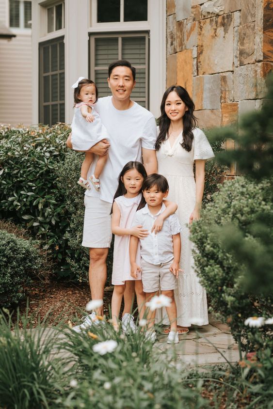 Cách tạo dáng chụp ảnh gia đình kiểu Hàn Quốc đơn giản