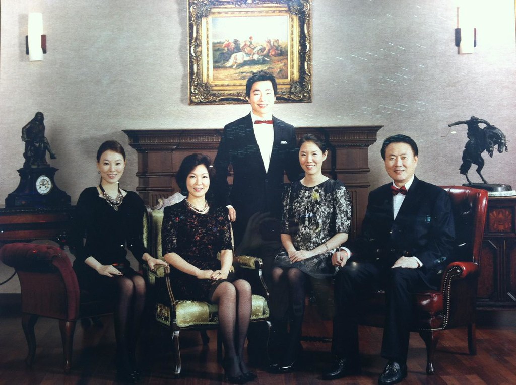 Mẫu chụp ảnh gia đình 3 thế hệ kiểu Hàn Quốc