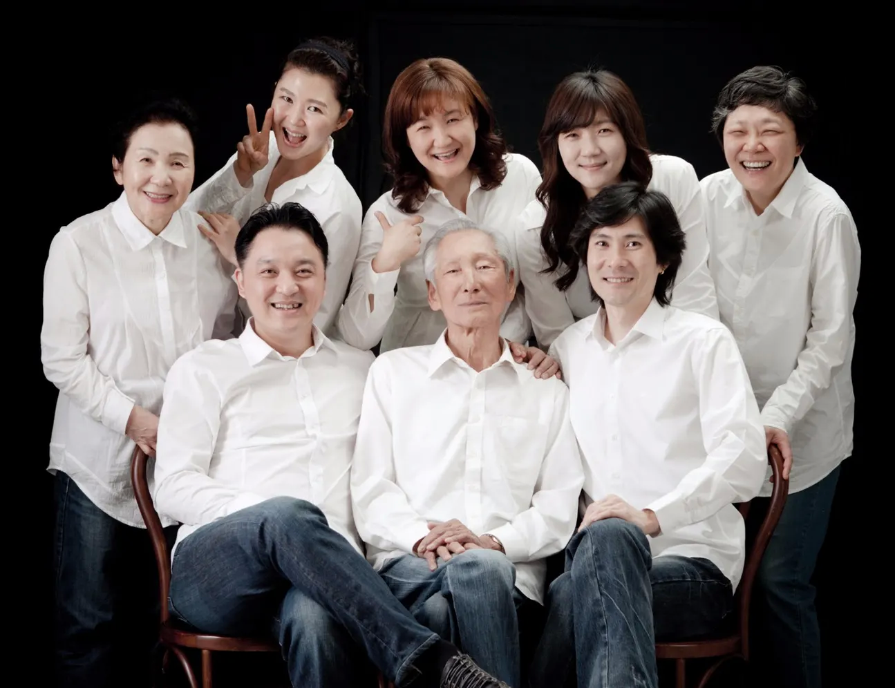 Mẫu chụp ảnh gia đình 3 thế hệ kiểu Hàn Quốc