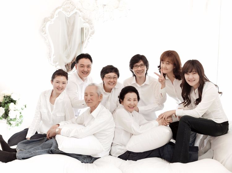 Mẫu chụp ảnh gia đình Hàn Quốc đơn giản