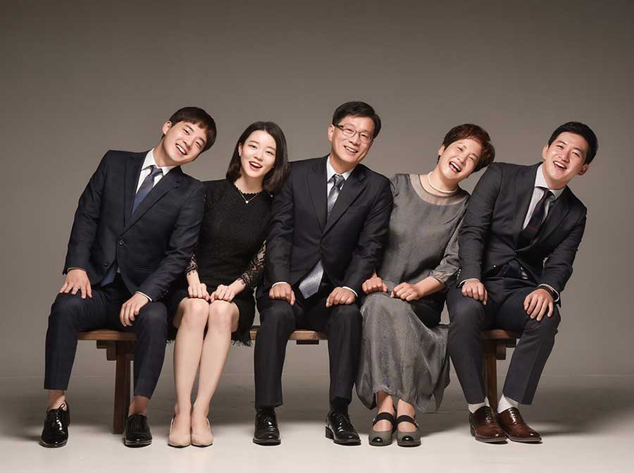 Mẫu chụp ảnh gia đình kiểu Hàn đơn giản