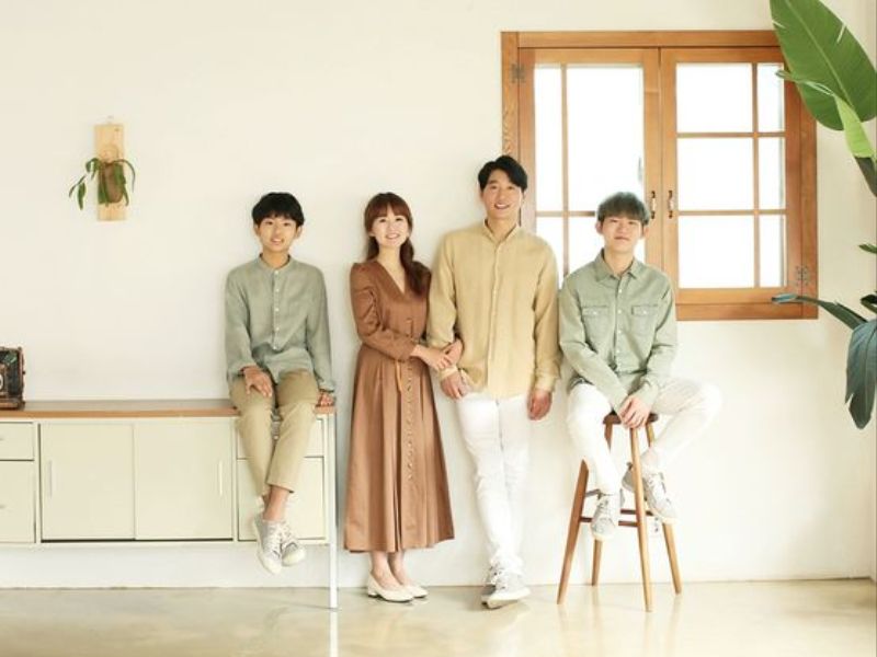 Mẫu chụp ảnh gia đình kiểu Hàn Quốc đơn giản đẹp nhất