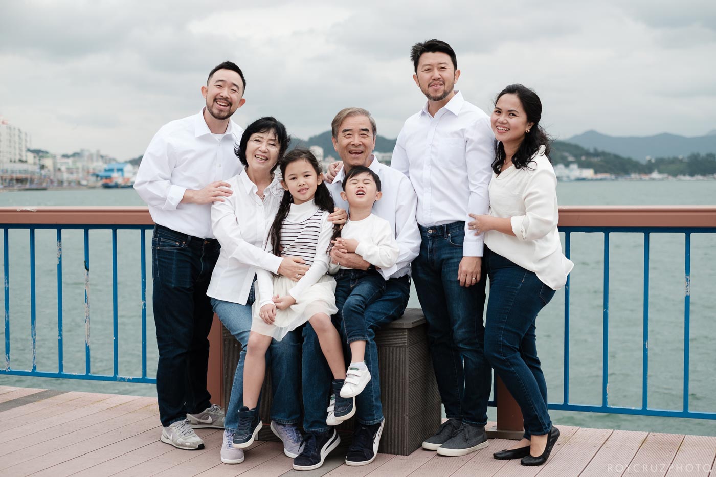 Mẫu chụp ảnh gia đình kiểu Hàn Quốc ngoài trời