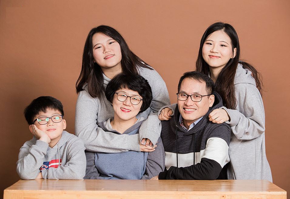 Tạo dáng chụp ảnh gia đình kiểu Hàn Quốc