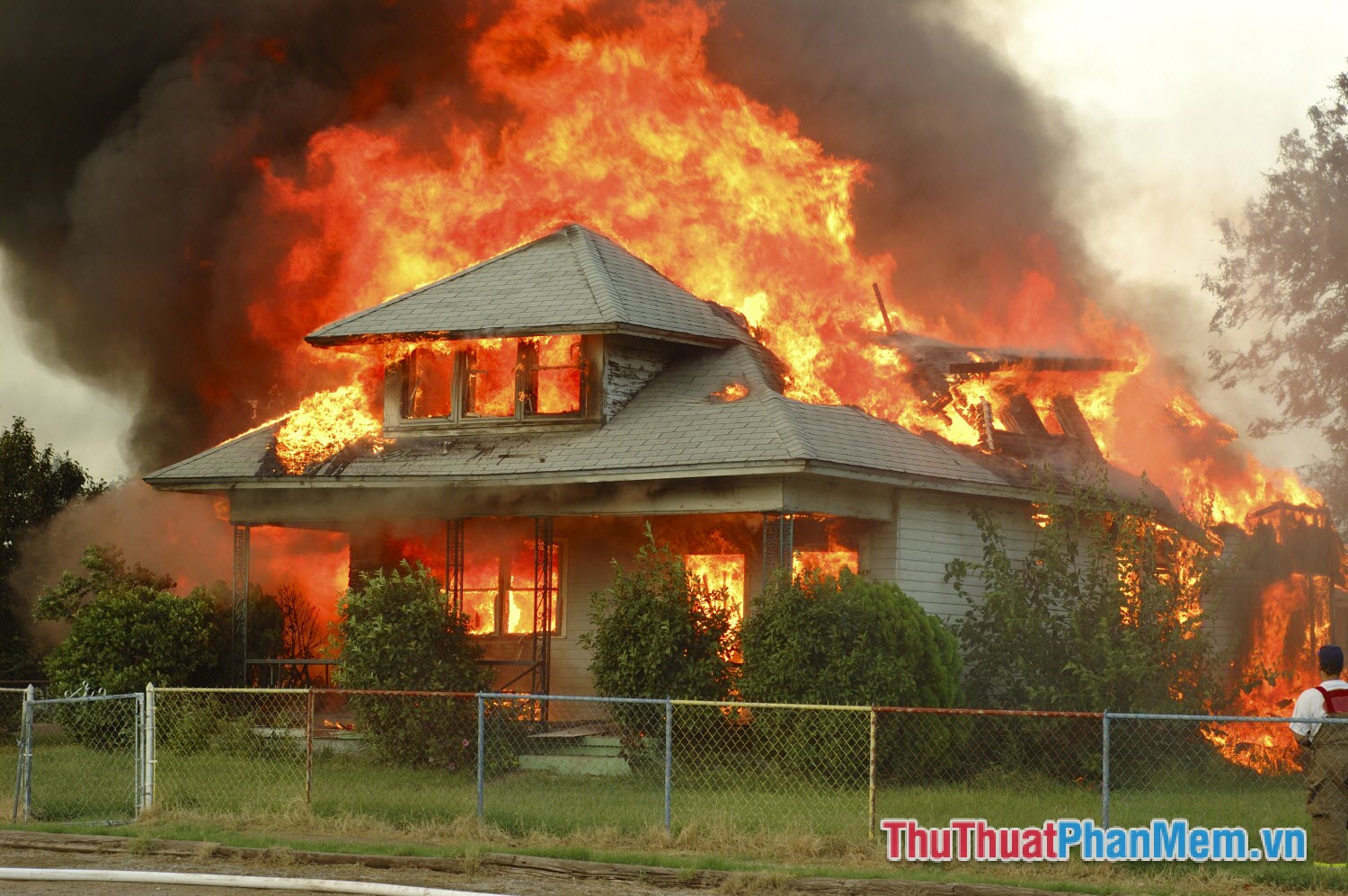 Nằm mơ thấy nhà mình cháy lớn, dù cố gắng nhưng không thể dập tắt được