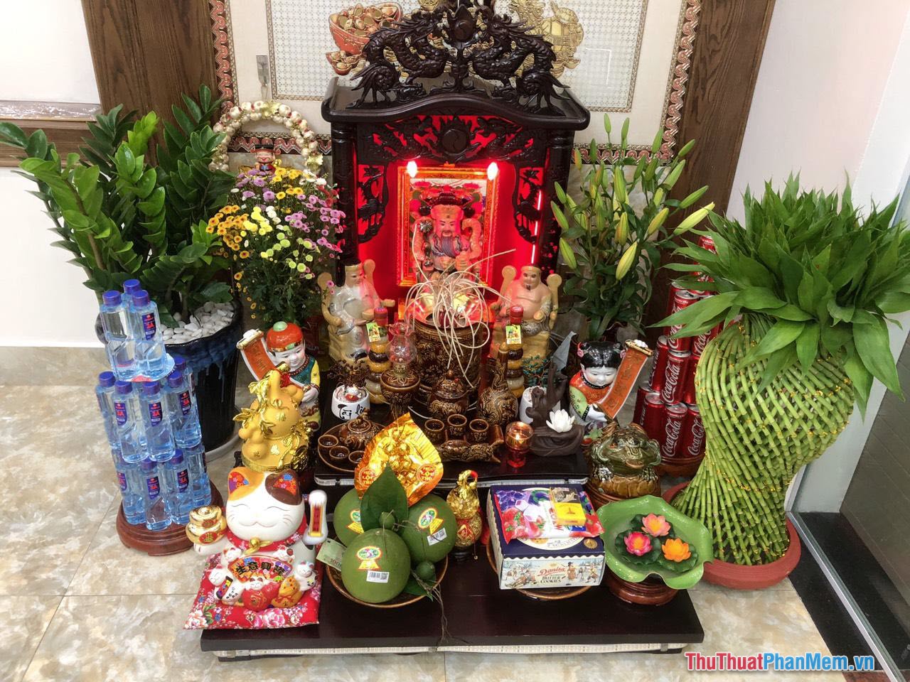 Lọ hoa tươi và mâm ngũ quả