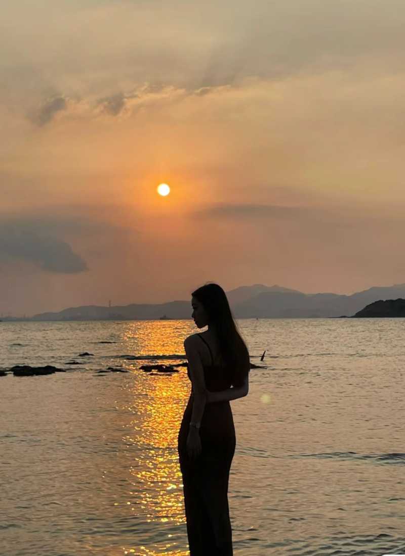 Ảnh bạn gái đi biển chụp phía sau lưng