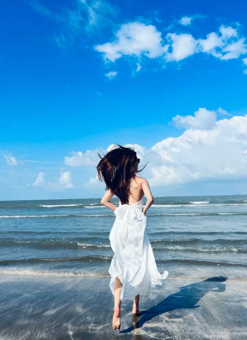 Ảnh chạy trên bãi biển chụp sau lưng