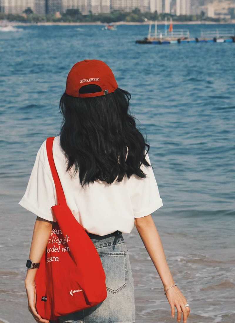 Ảnh checkin biển chụp sau lưng