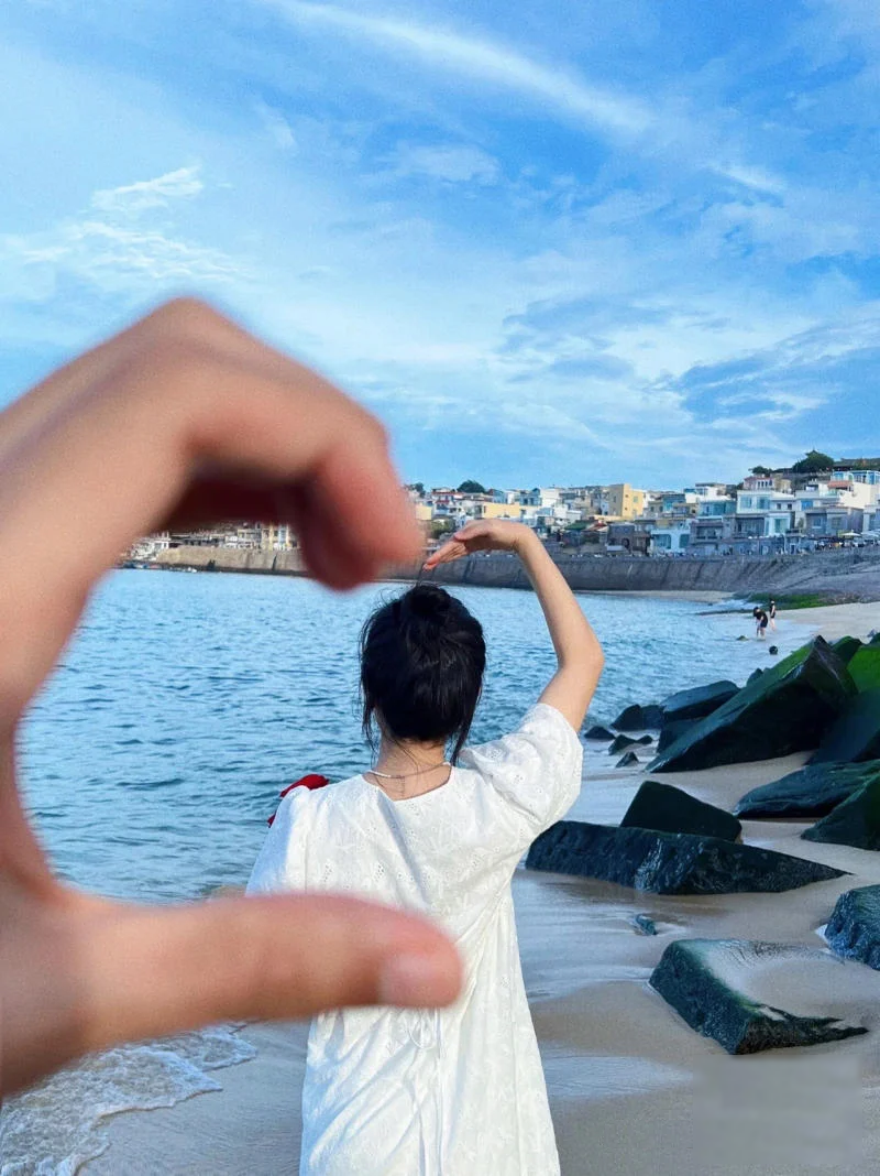 Ảnh đi biển chụp sau lưng cùng với người yêu