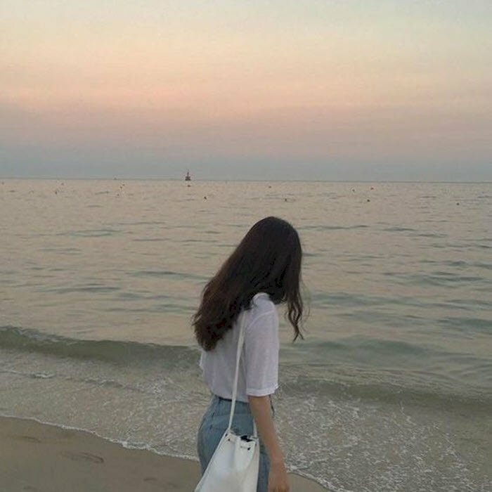 Ảnh đi biển chụp sau lưng cute
