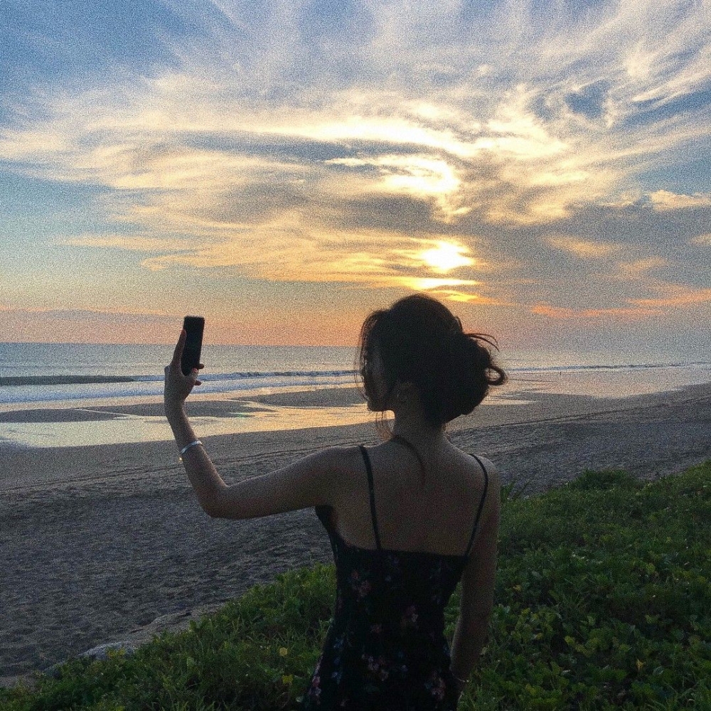 Ảnh đi biển chụp sau lưng dễ thương cute