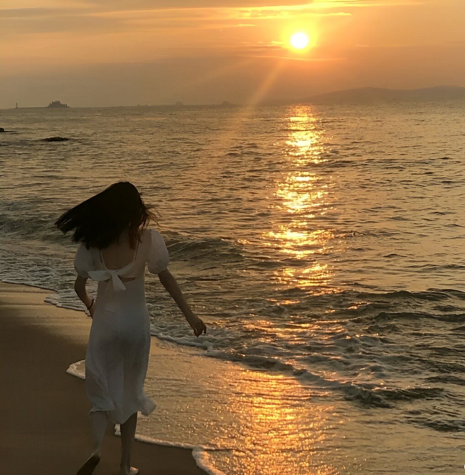 Ảnh đi biển chụp sau lưng ngọt ngào